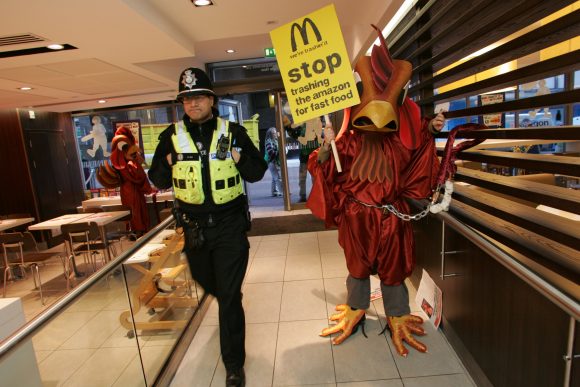 Ativistas do Greenpeace protestam em McDonald's na Inglaterra, em abril de 2006. Richard Stanton / Greenpeace