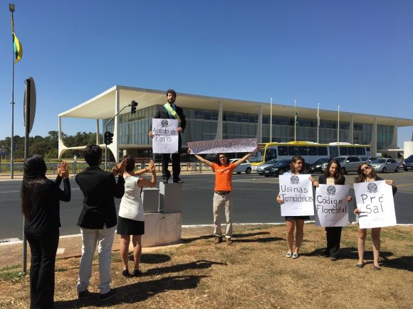 Manifestação da ONG jovem Engajamundo na frente do Palácio do Planalto durante a cerimônia de ratificação