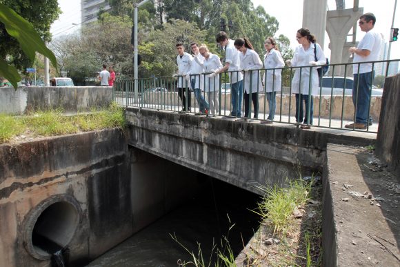 Estudantes do colégio Augusto Laranja monitoram o córrego Água Espraiada. Crédito: Felipe Rau / Estadão