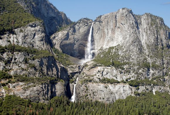 Queda d'água no parque nacional de Yosemite, nos Estados Unidos, um dos mais visitados do país. Crédito: Joshua Roberts / Reuters