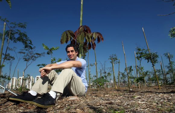 O botânico Ricardo Cardim junta às mudas da 'floresta de bolso' plantada no Parque Cândido Portinari, em São Paulo. Crédito: Werther Santana / Estadão