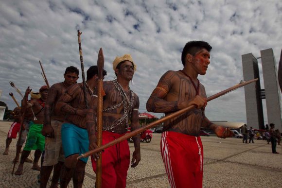 Índios Munduruku, de Belo Monte, protestam na Praça dos Três Poderes, em junho; projeto de licenciamento restringe manifestações de órgãos interessados, como a Funai. Crédito: Ed Ferreira / Estadão