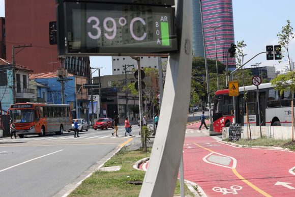Termômetro registra 39ºC no Largo da Batata, em Pinheiros, em 19/10/2016. Crédito: Renato Cerqueira / Futura Press