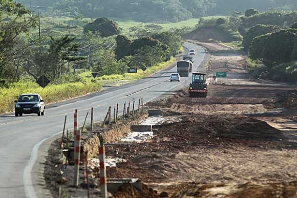 Duplicação de rodovias é uma das atividades que estariam dispensadas pela nova proposta. Crédito: Márcio Fernandes/Estadão