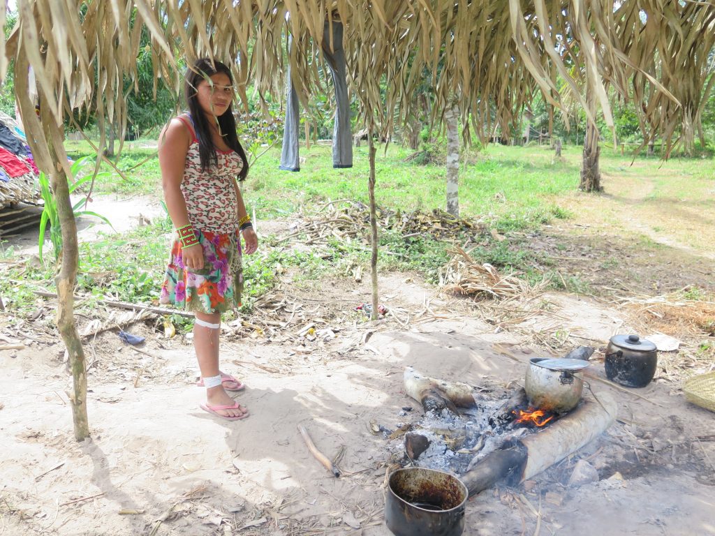 Índia Huni Kuin preparando a comida em fogo à lenha